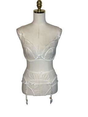 Agent Provocateur  White Lace Underwire Bra 34F suspenders 4 panties 5